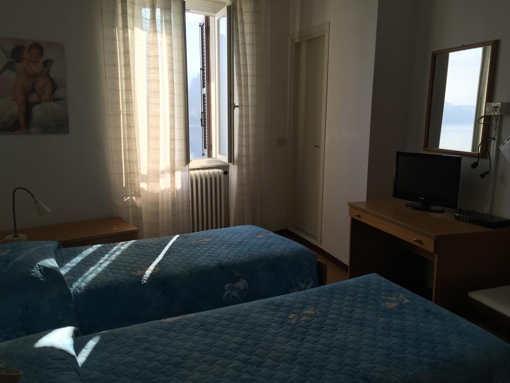 Hotel Plinio Lenno Szoba fotó